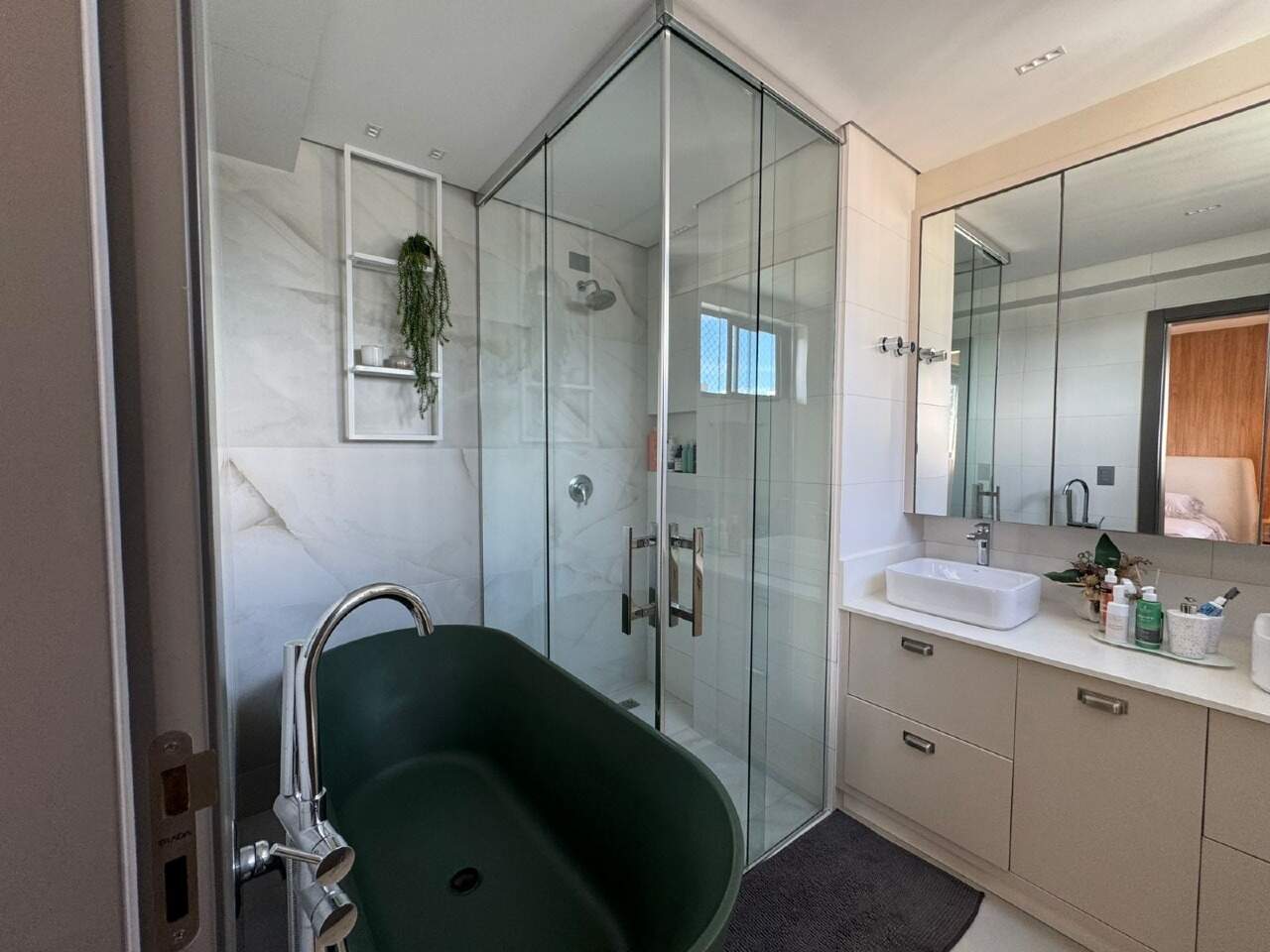 Apartamento à venda no Centro: Banheira, box de vidro e bancada com cuba no banheiro da suíte master
