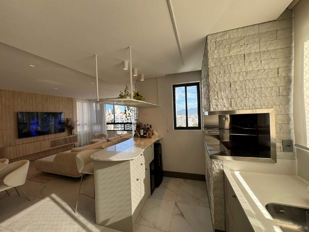 Apartamento à venda no Centro: Ilha da cozinha e churrasqueira revestida de pedra