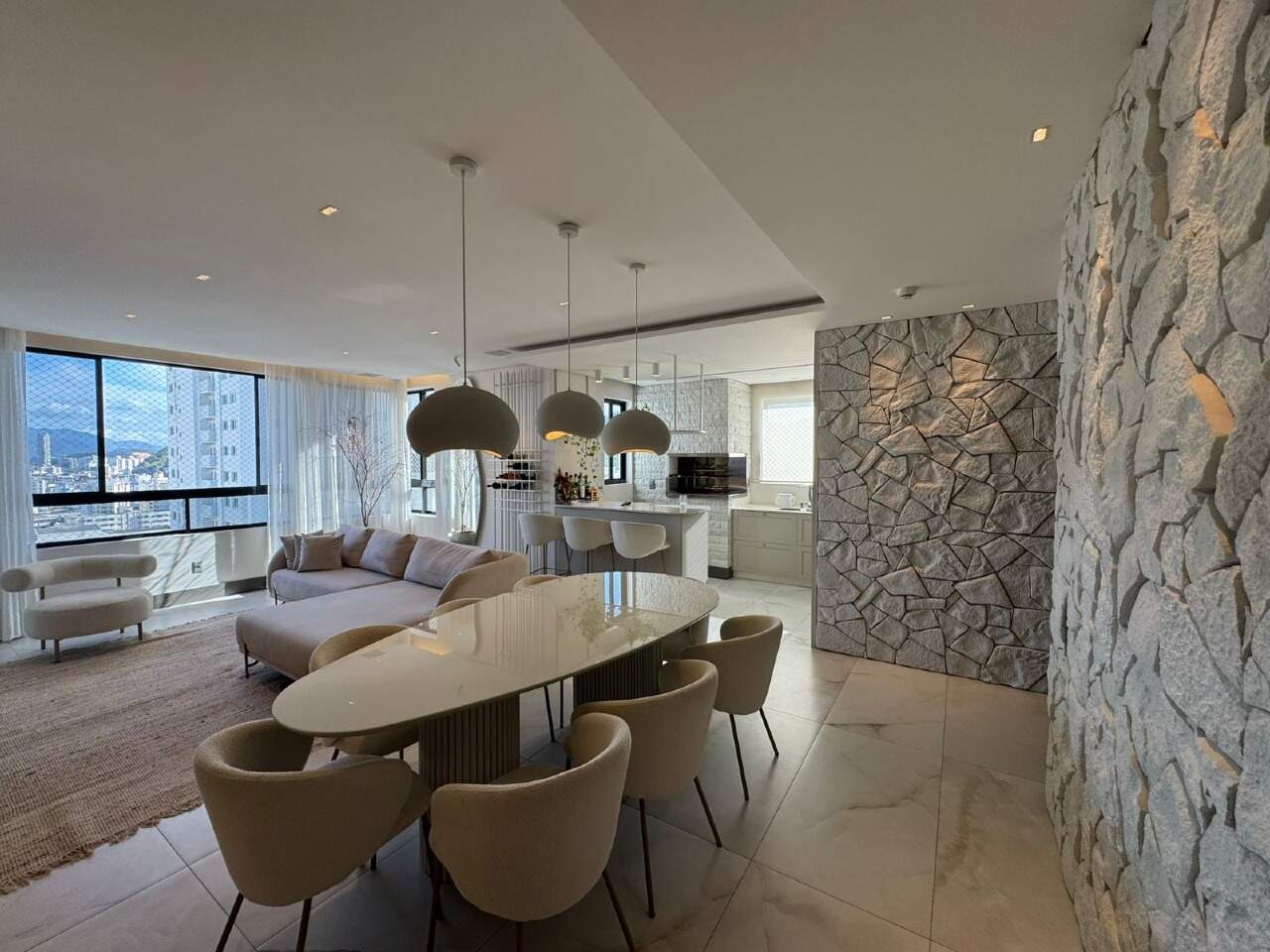 Apartamento à venda no Centro: Sala de jantar com parede revestida de pedra