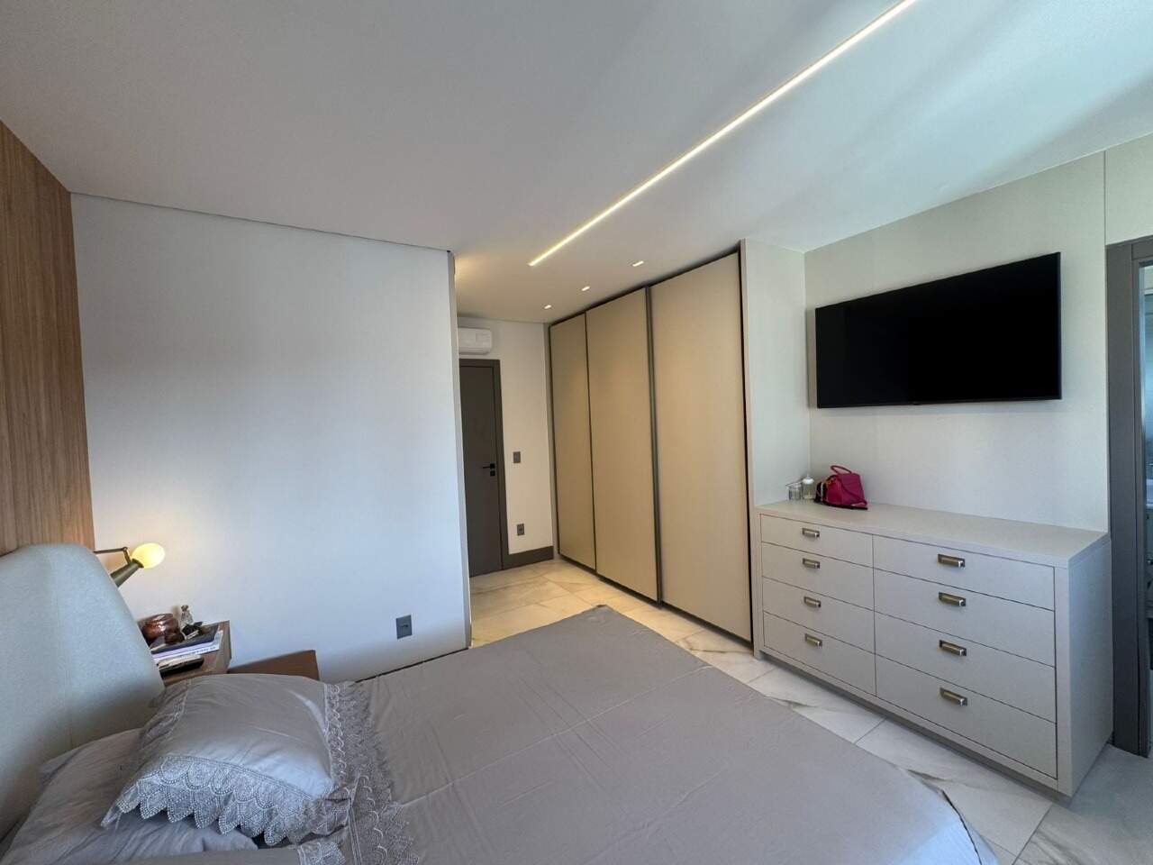 Apartamento à venda no Centro: Suíte com armário planejado e TV