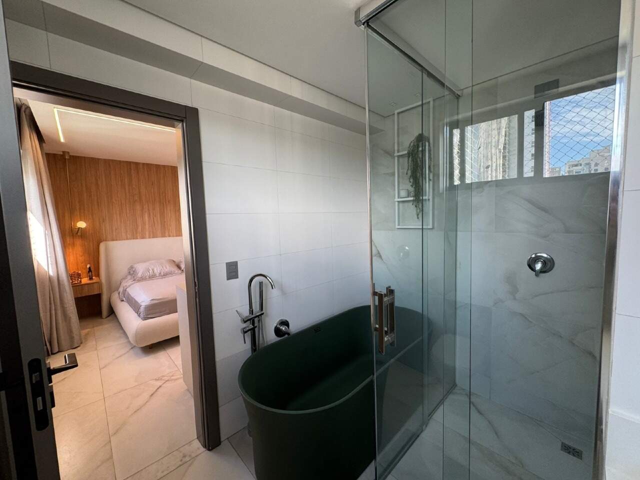 Apartamento à venda no Centro: Banheiro da suíte master com banheira e box de vidro