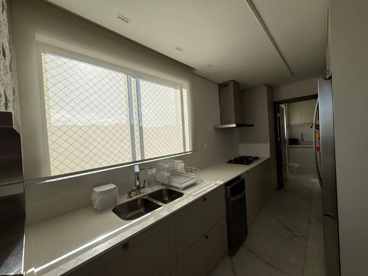 Apartamento à venda no Centro: Cozinha com bancada clara, cuba dupla e janela