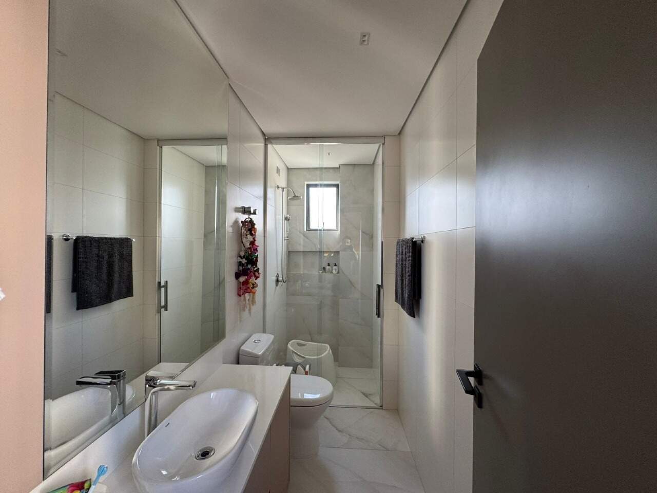 Apartamento à venda no Centro: Banheiro com cuba de apoio e box de vidro
