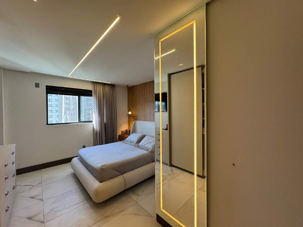 Apartamento à venda no Centro: Suíte master com espelho iluminado e janela