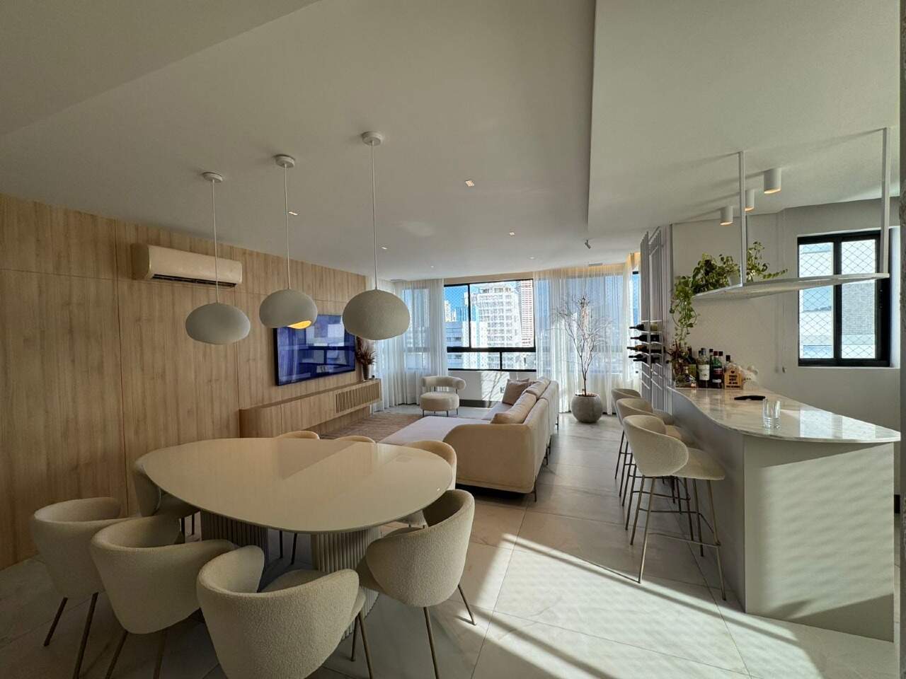 Apartamento à venda no Centro: Mesa de jantar oval ao lado da ilha da cozinha