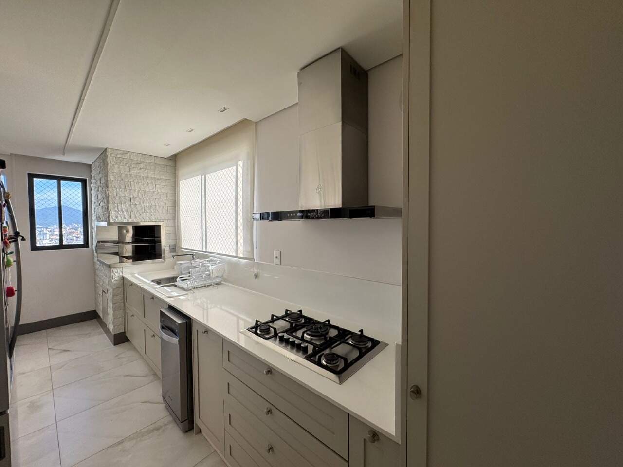Apartamento à venda no Centro: Cozinha com cooktop, coifa e armários planejados
