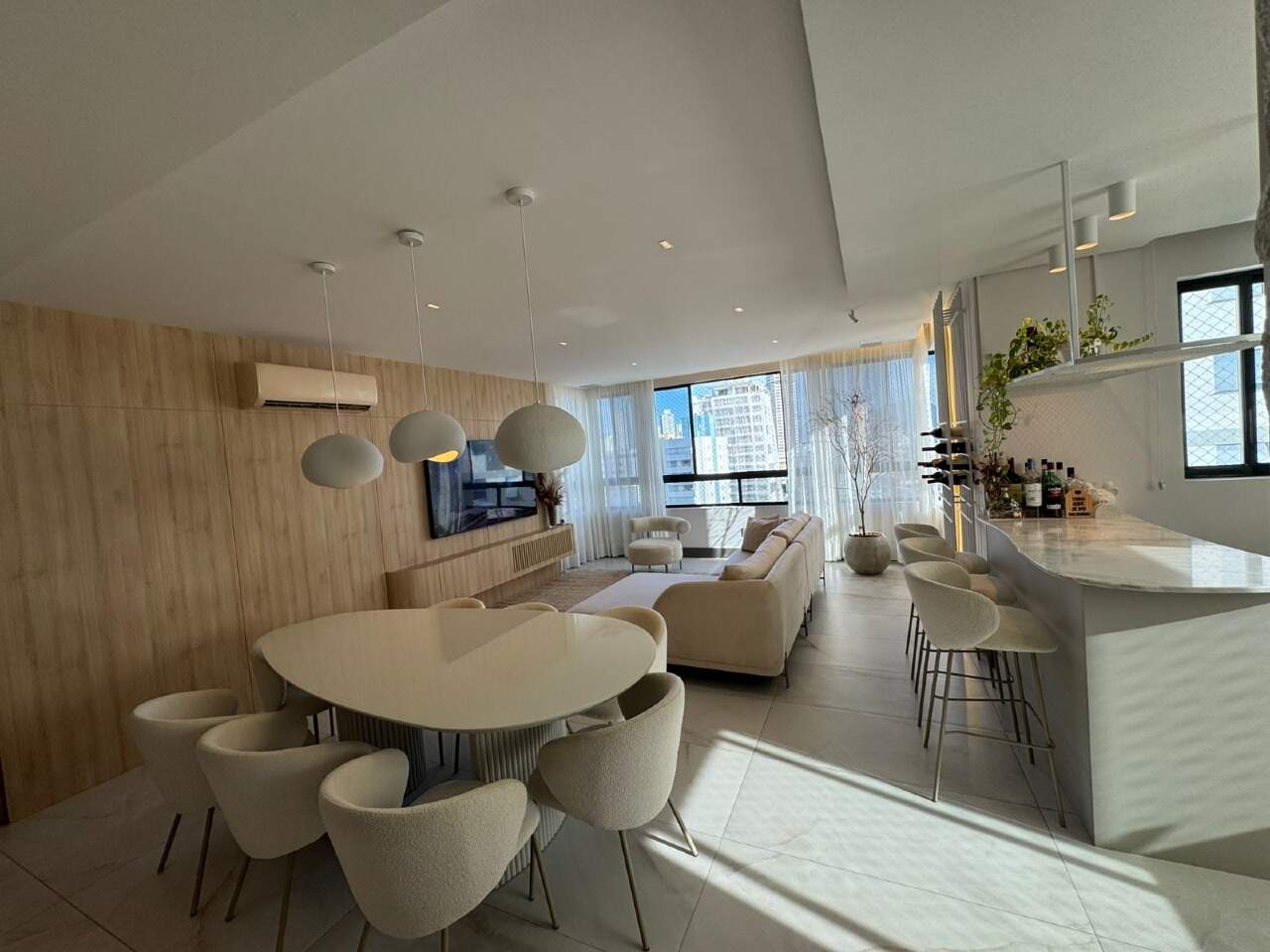 Apartamento à venda no Centro: Mesa de jantar e cozinha com ilha no mesmo ambiente