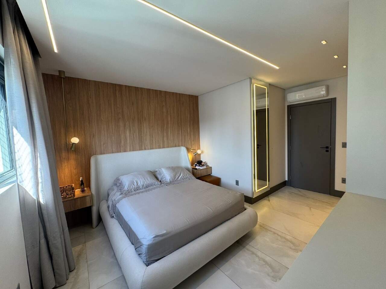 Apartamento à venda no Centro: Suíte master com cabeceira estofada e painel de madeira