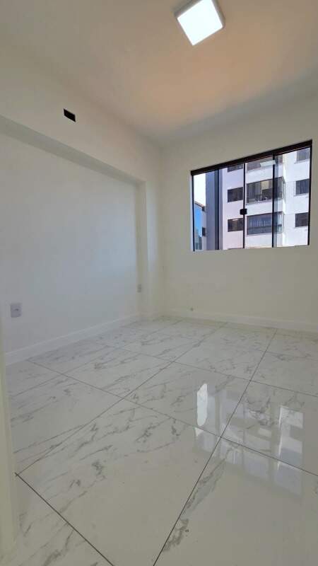 Apartamento à venda no Fazenda: Ambiente com janela e piso em porcelanato