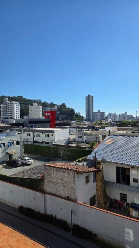 Apartamento à venda no Fazenda: Vista da janela para o bairro Fazenda e os morros