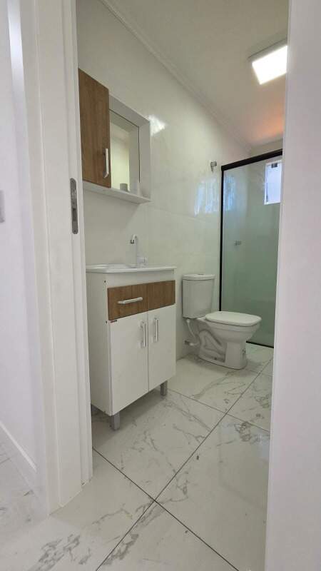 Apartamento à venda no Fazenda: Banheiro com box de vidro e gabinete