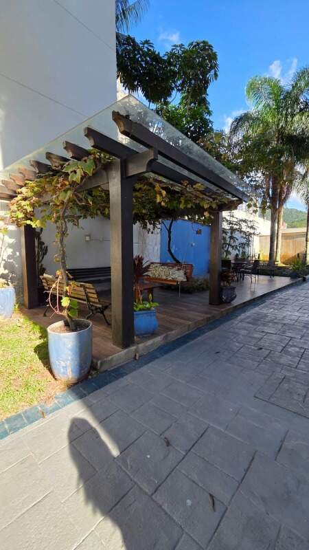 Apartamento à venda no Fazenda: Pergolado com deck e plantas