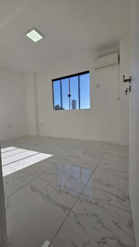 Apartamento à venda no Fazenda: Dormitório com ar-condicionado e sol da tarde