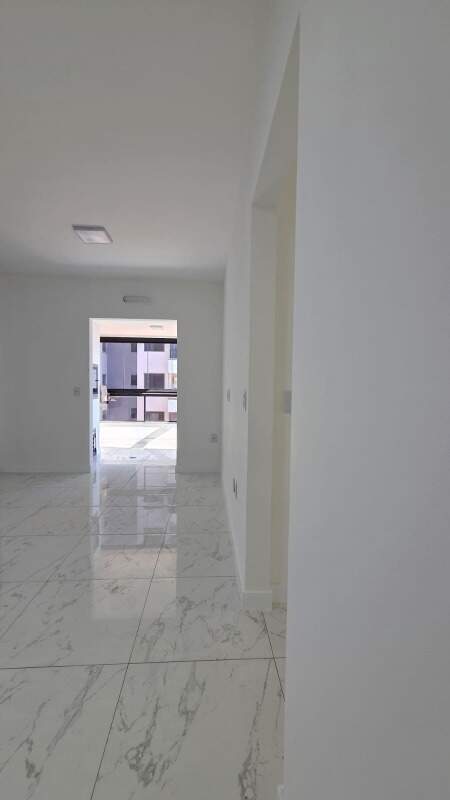 Apartamento à venda no Fazenda: Circulação com vista para a sacada