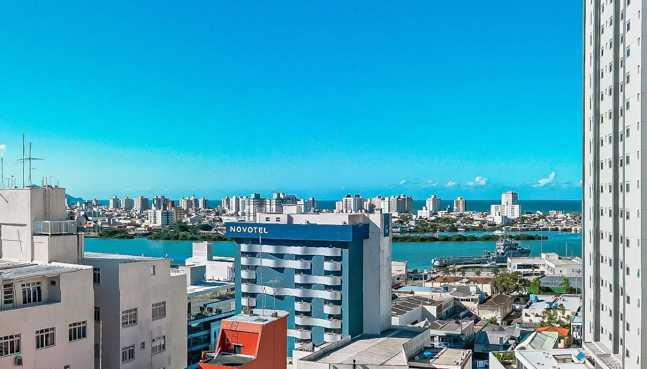 Apartamento à venda no Centro: Vista de drone do terreno, na altura aproximada deste apartamento, para o rio Itajaí-Açu