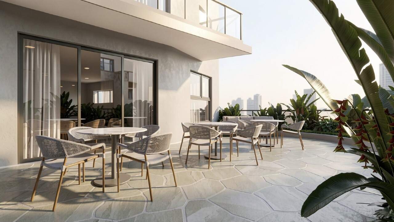 Apartamento à venda no Centro: Terraço do salão de festas, com mesas ao ar livre (imagem ilustrativa)