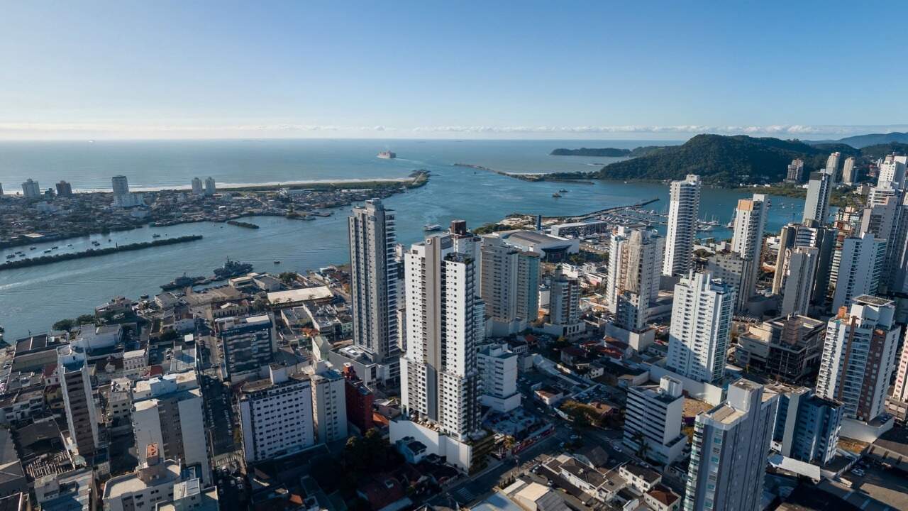 Apartamento diferenciado à venda no Centro: Centro de Itajaí com o Bothanic, o rio Itajaí-Açu e o mar ao fundo (fotomontagem ilustrativa)