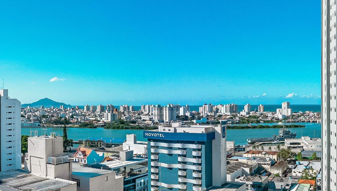 Apartamento diferenciado à venda no Centro: Vista de drone do terreno, na altura aproximada deste apartamento, para o rio e Navegantes