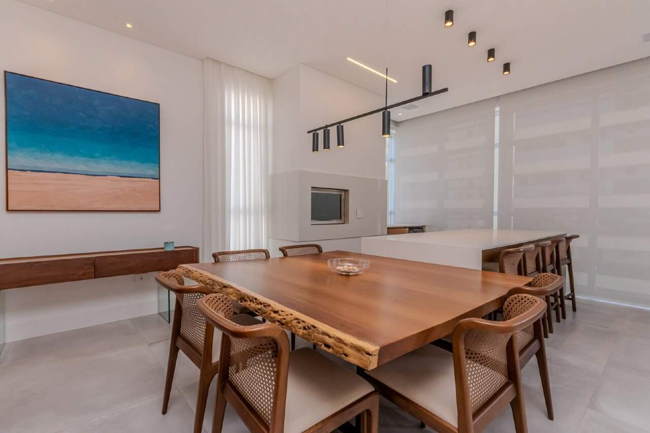 Apartamento à venda no Praia Brava: Mesa de jantar de madeira ao lado da cozinha