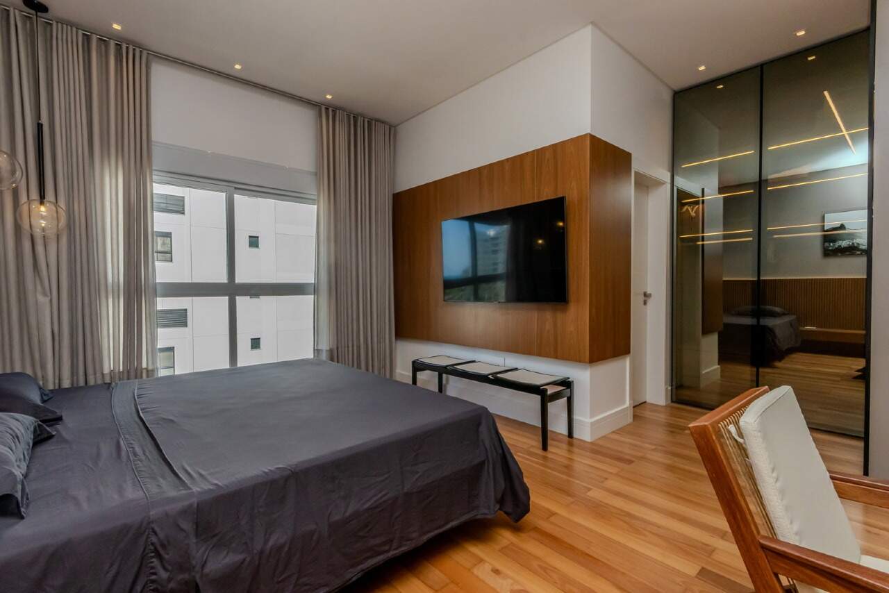 Apartamento à venda no Praia Brava: Suíte com painel de TV e closet envidraçado