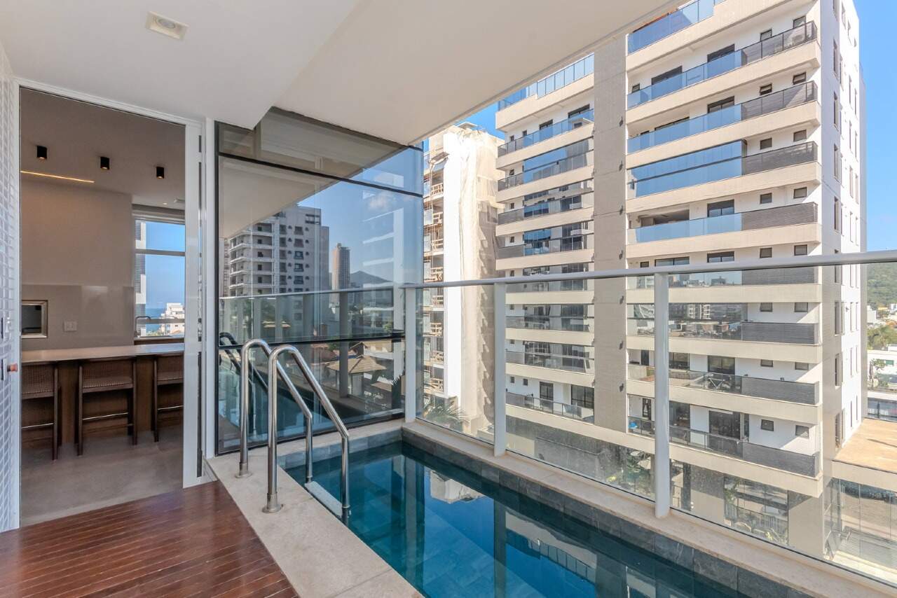 Apartamento à venda no Praia Brava: Piscina privativa ao lado do living, com porta de vidro para a sala