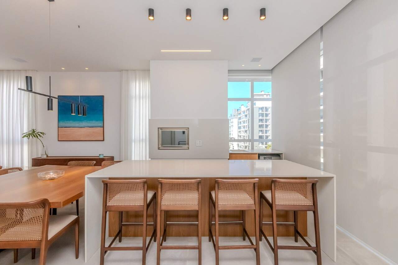 Apartamento à venda no Praia Brava: Cozinha com ilha de quartzo branco e banquetas