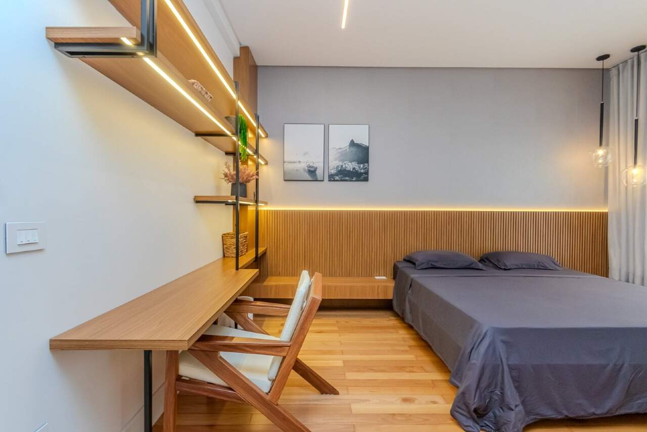 Apartamento à venda no Praia Brava: Suíte com escrivaninha e prateleiras iluminadas