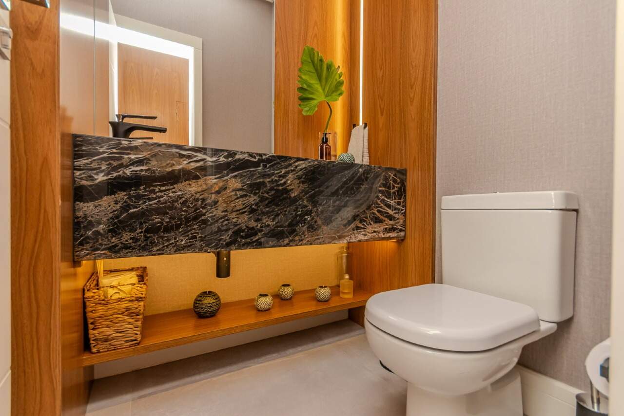 Apartamento à venda no Praia Brava: Lavabo com bancada de pedra escura