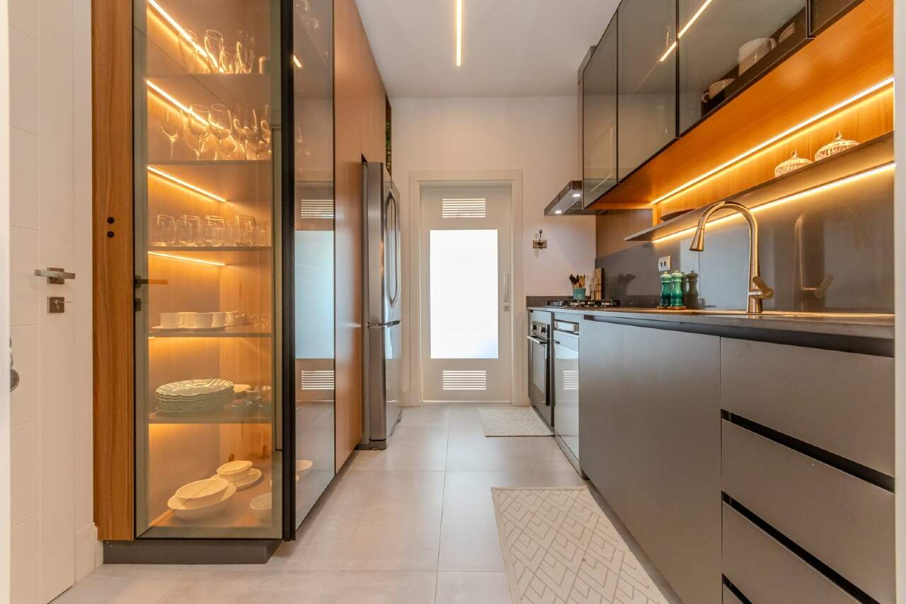 Apartamento à venda no Praia Brava: Cozinha linear com cristaleira iluminada