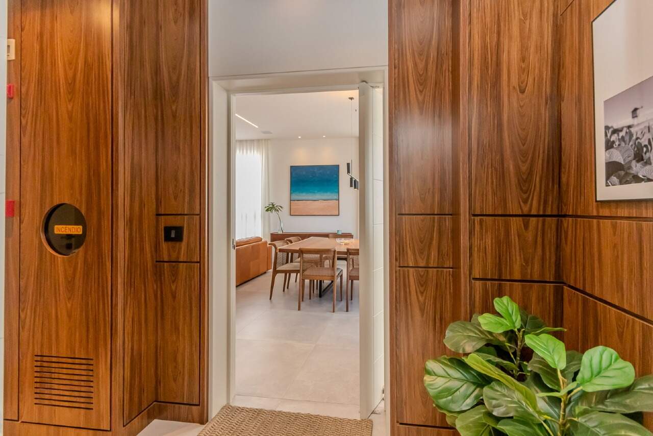 Apartamento à venda no Praia Brava: Hall privativo com painéis de madeira na chegada do apartamento
