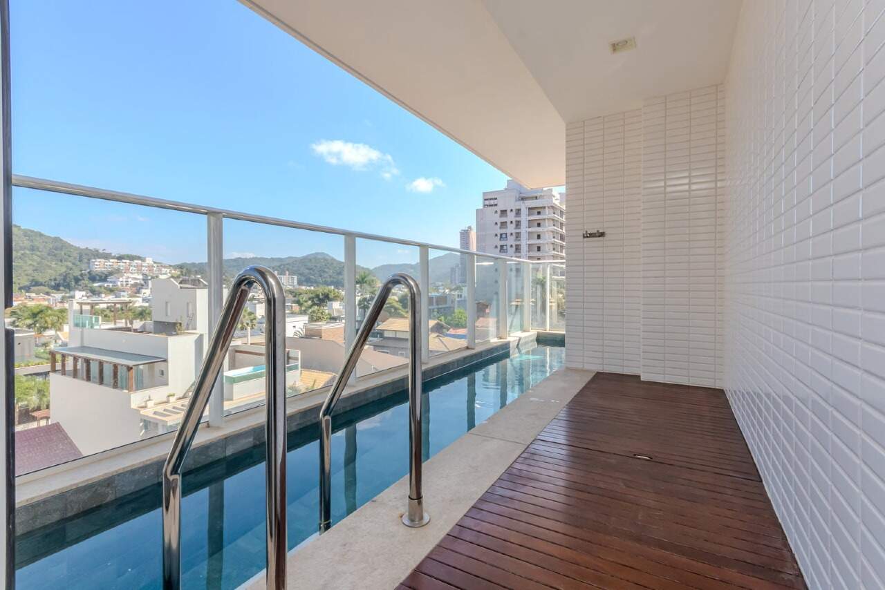 Apartamento à venda no Praia Brava: Sacada com piscina privativa e vista para os morros e o bairro