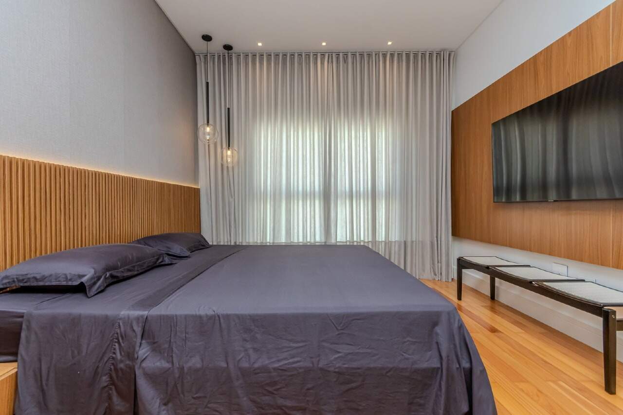 Apartamento à venda no Praia Brava: Suíte com cabeceira ripada e cortinas até o teto