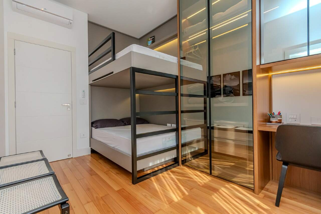 Apartamento à venda no Praia Brava: Suíte com beliche, escrivaninha e armário de vidro