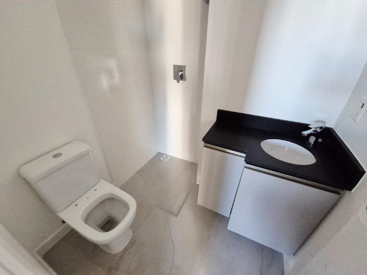 Apartamento à venda no Praia Brava: Banheiro com bancada escura