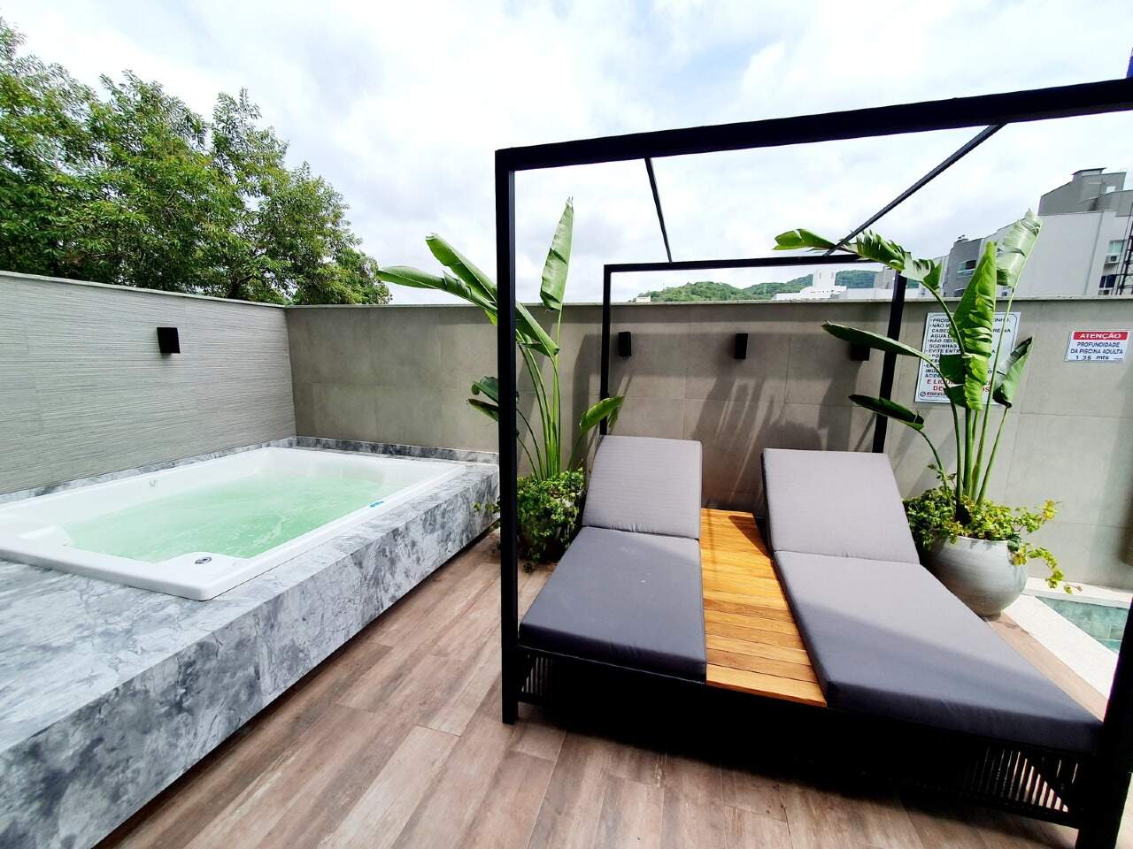Apartamento à venda no Praia Brava: Spa com hidromassagem e cabana