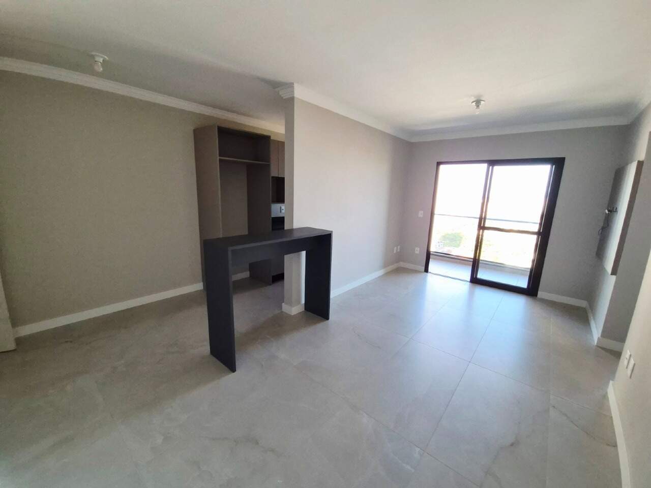 Apartamento à venda no Praia Brava: Living com porta de vidro para a sacada