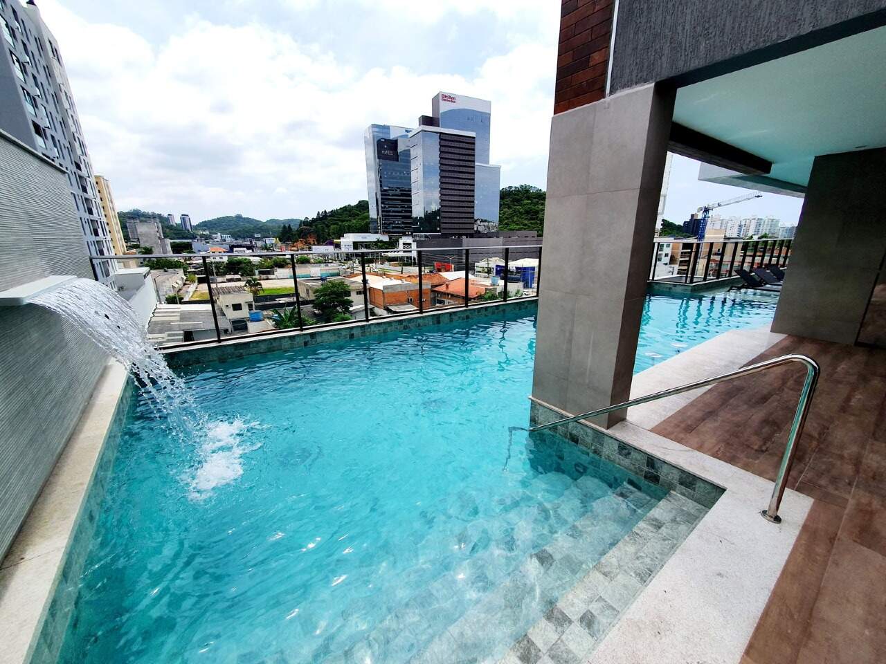 Apartamento à venda no Praia Brava: Piscina com raia e cascata do Costa Rica Residence