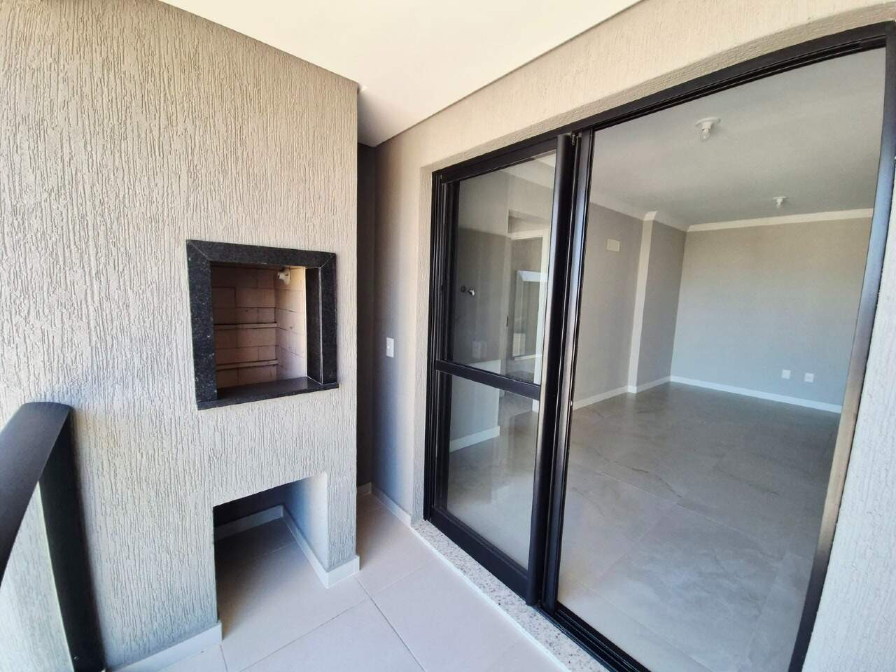 Apartamento à venda no Praia Brava: Sacada com porta de vidro para o living