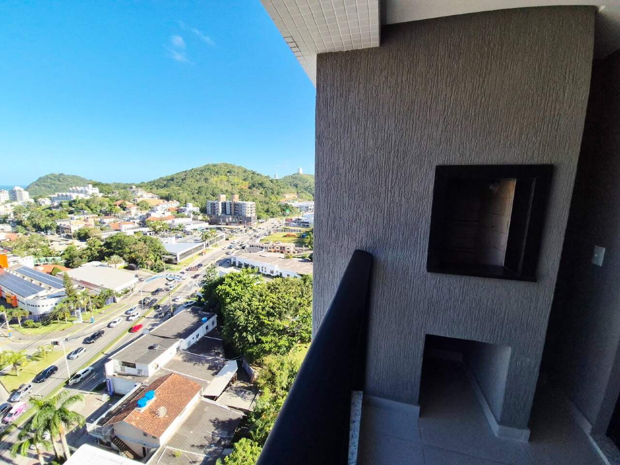 Apartamento à venda no Praia Brava: Vista da sacada para os morros e a Avenida Osvaldo Reis