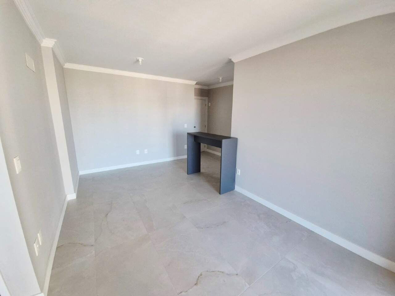 Apartamento à venda no Praia Brava: Living com bancada escura e piso claro