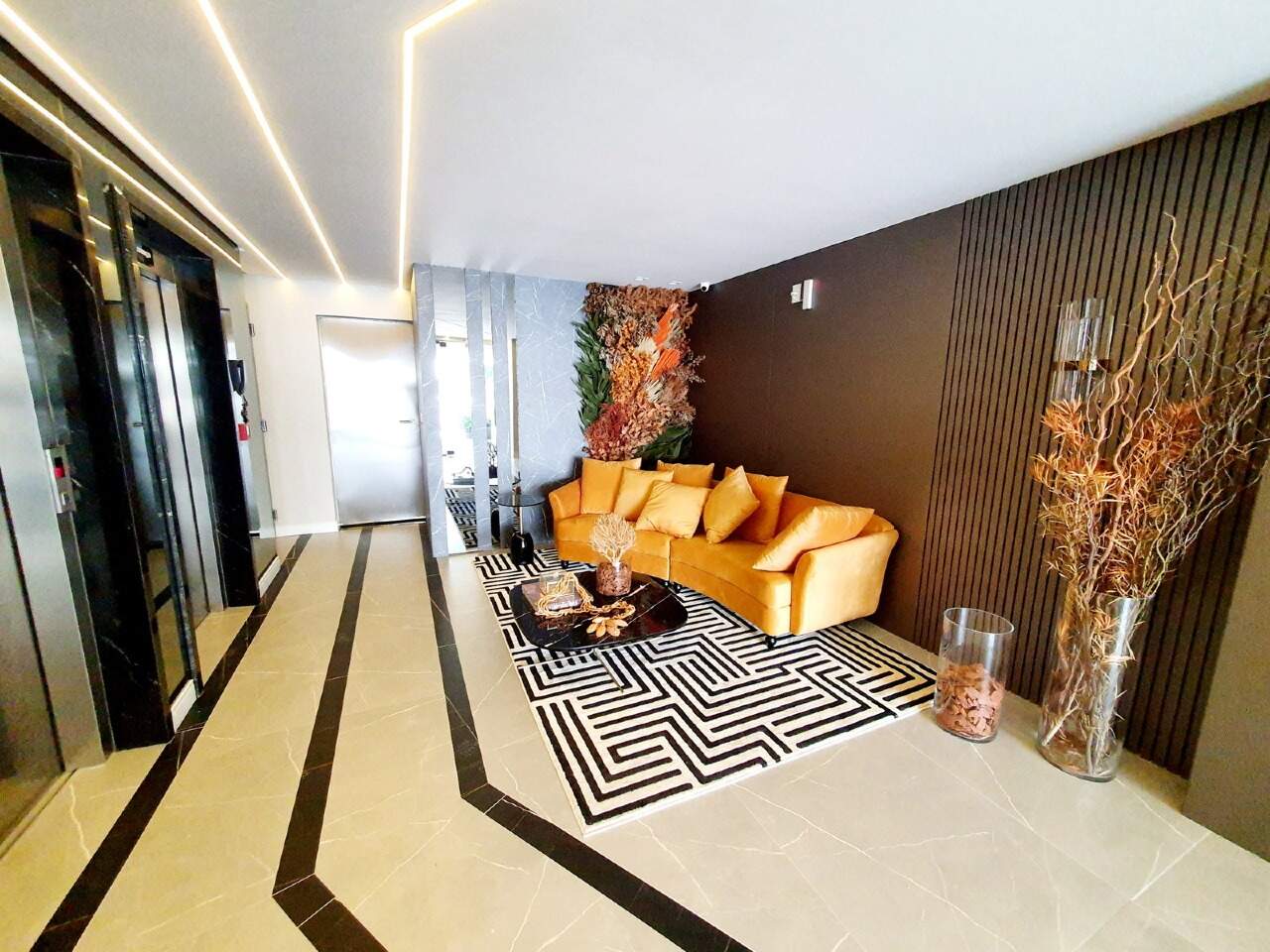 Apartamento à venda no Praia Brava: Hall de entrada decorado com os elevadores