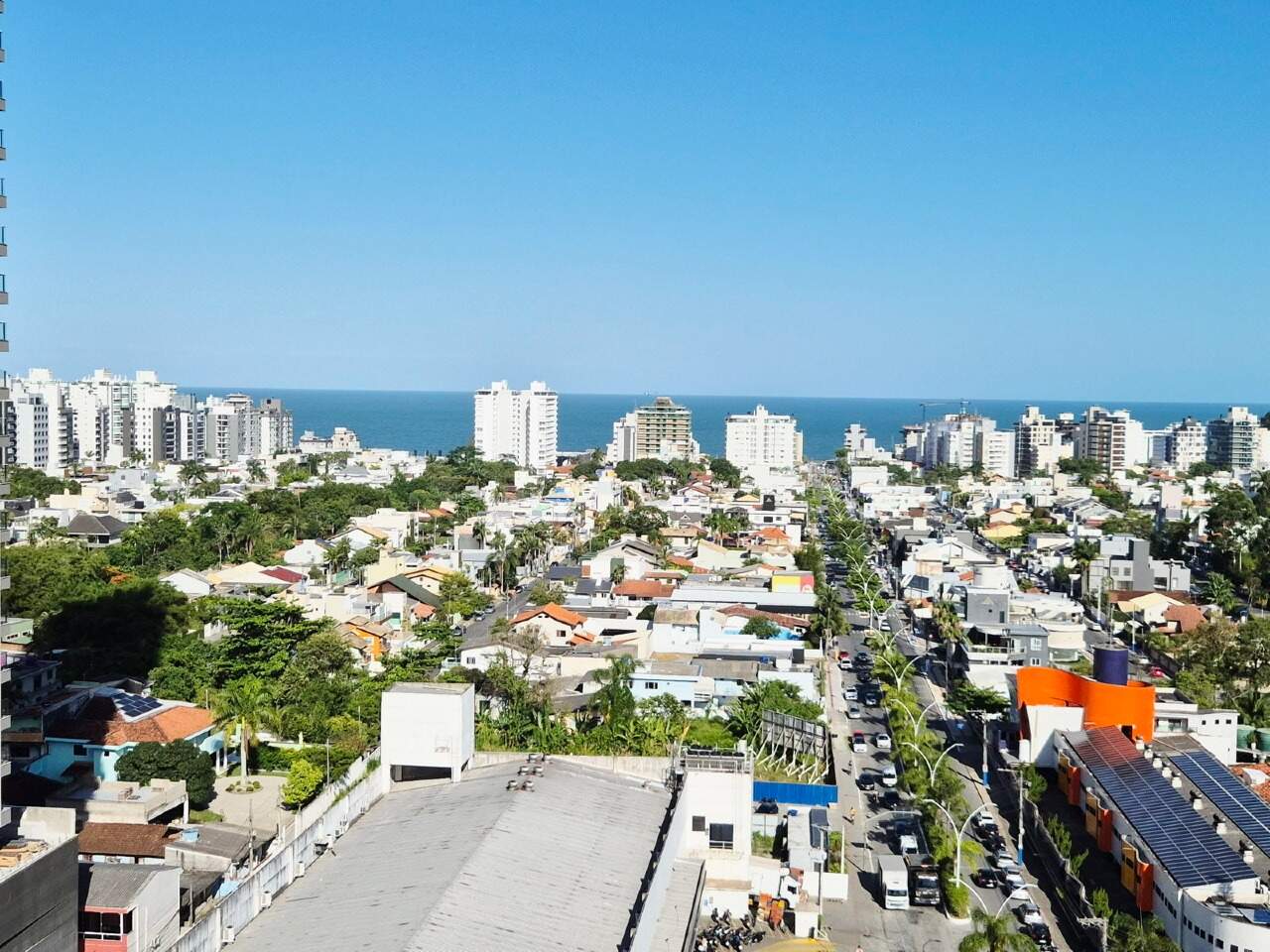 Apartamento à venda no Praia Brava: Vista do alto para os bairros da Brava e o mar ao fundo