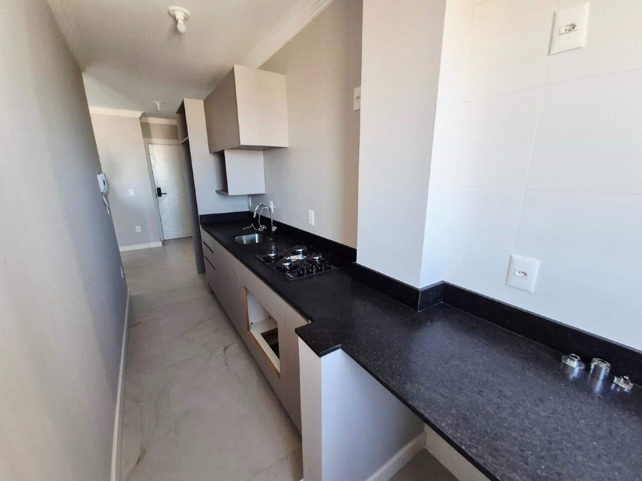 Apartamento à venda no Praia Brava: Cozinha com cooktop e bancada