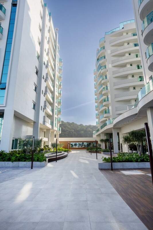Apartamento à venda no Praia Brava: Caminho entre as torres, com paisagismo