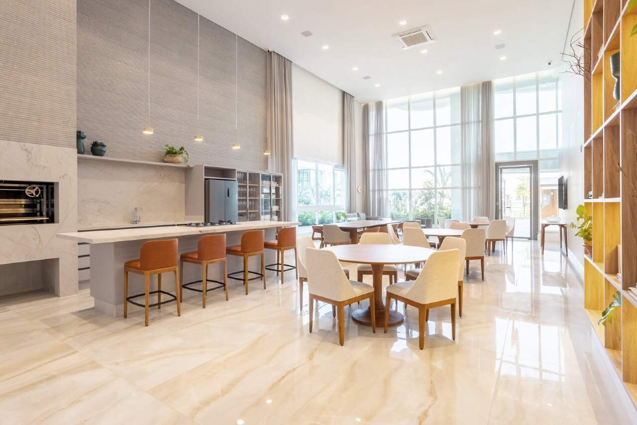 Apartamento à venda no Praia Brava: Espaço gourmet com mesas e cozinha aberta
