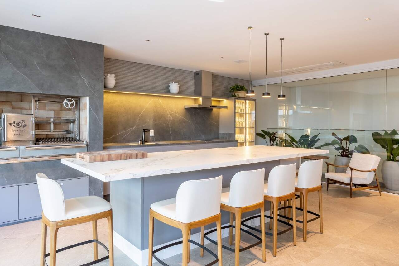 Apartamento à venda no Praia Brava: Cozinha gourmet com ilha e banquetas