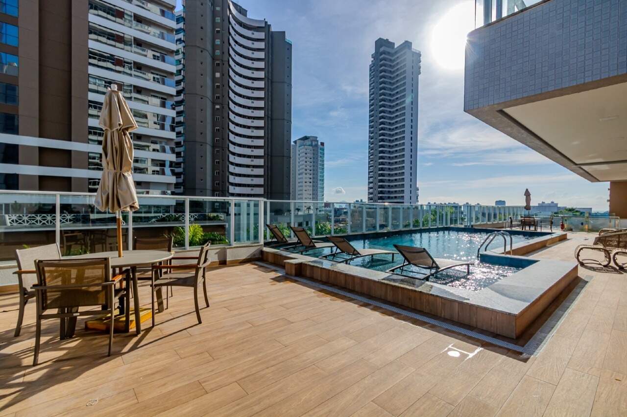 Apartamento à venda no Fazenda: Piscina com deck molhado e guarda-sóis