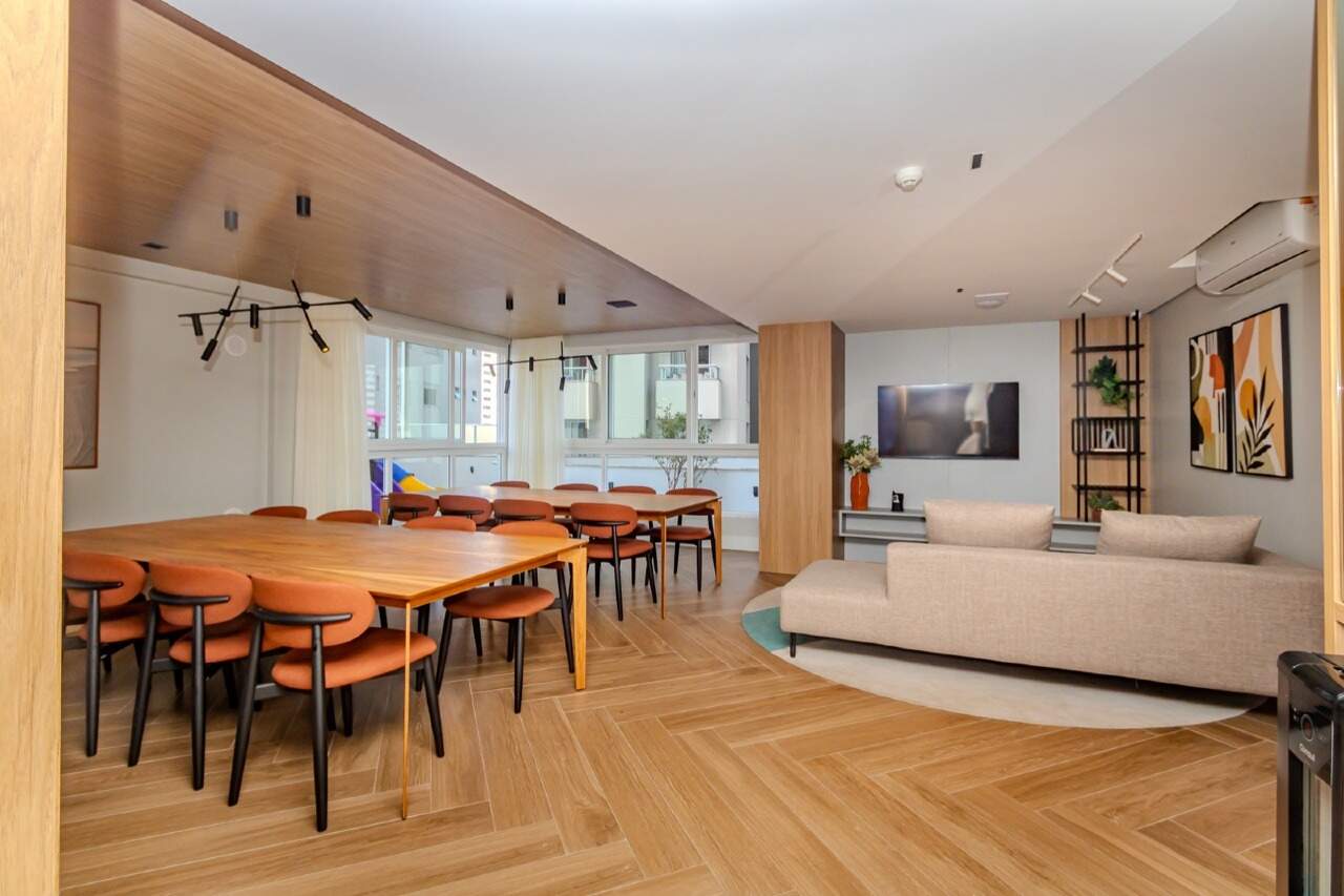 Apartamento à venda no Fazenda: Espaço gourmet com mesas de madeira