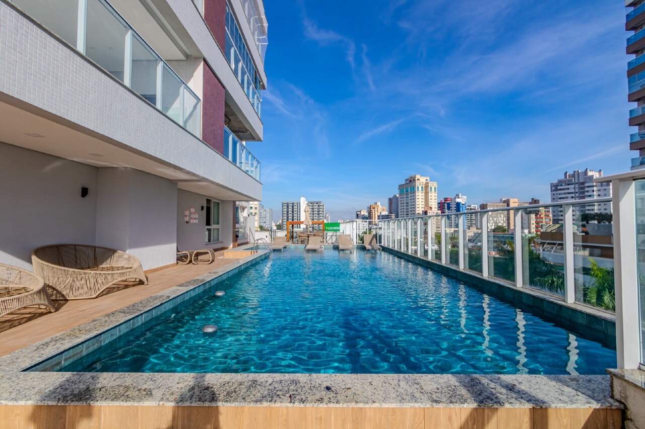 Apartamento à venda no Fazenda: Piscina com raia e espreguiçadeiras