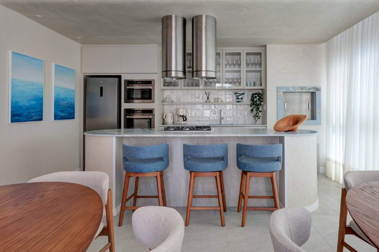 Apartamento à venda no Centro: Cozinha do espaço gourmet com bancada e banquetas azuis